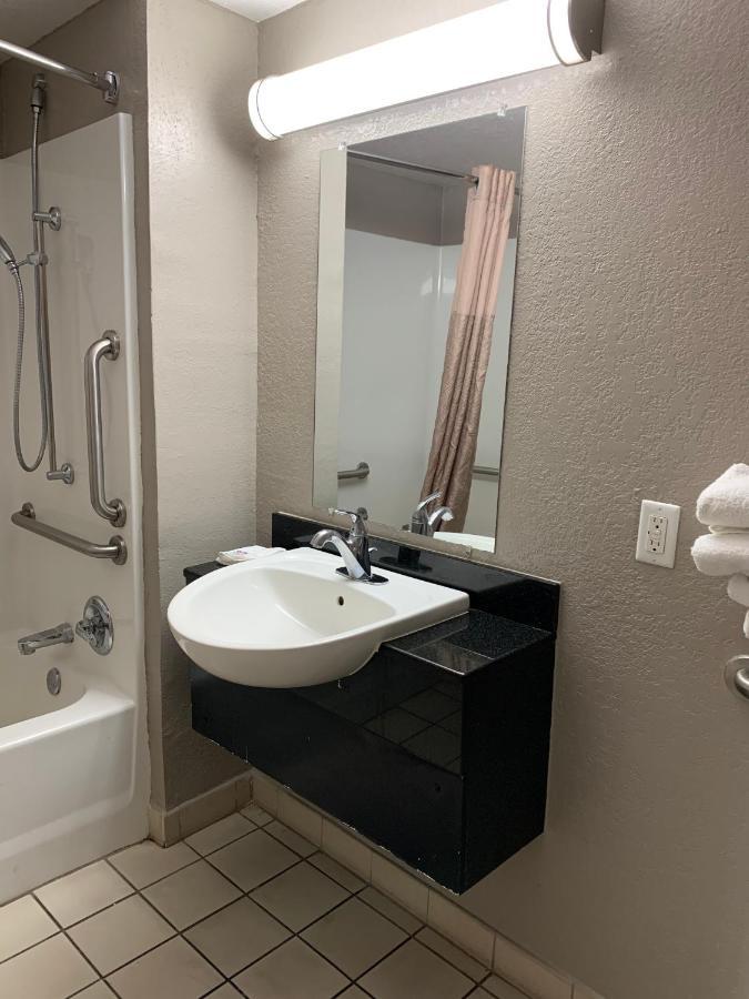 Motel 6-Laredo, Tx - North I-35 ภายนอก รูปภาพ