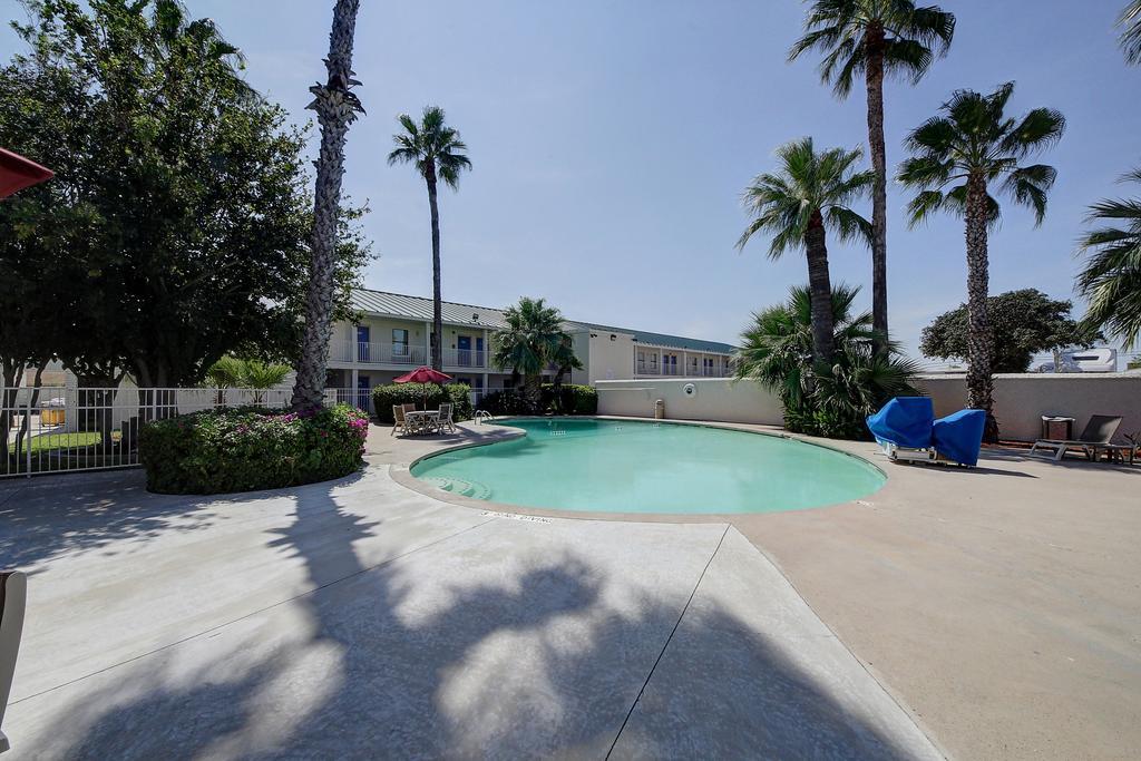 Motel 6-Laredo, Tx - North I-35 ภายนอก รูปภาพ