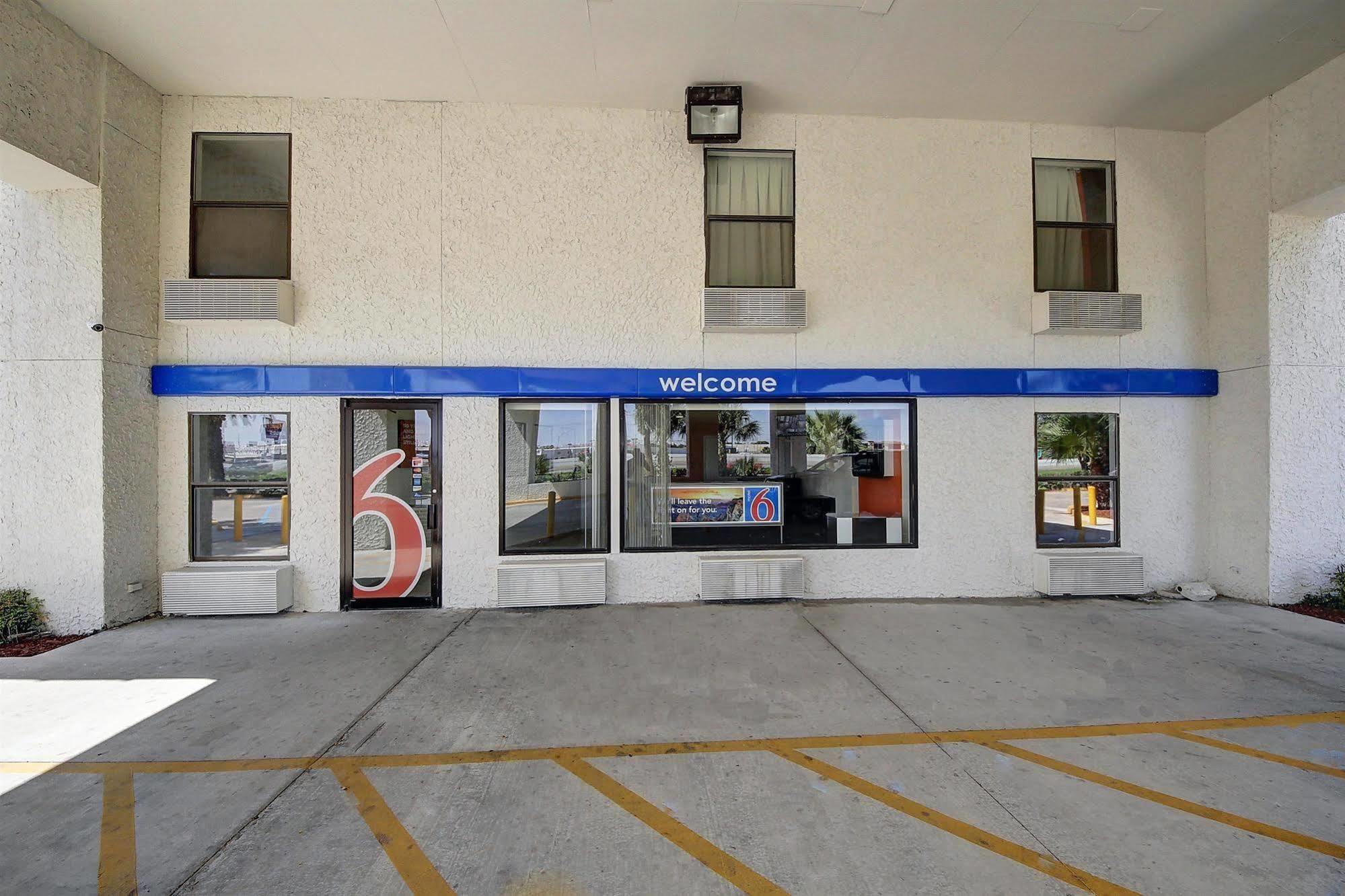 Motel 6-Laredo, Tx - North I-35 ภายนอก รูปภาพ