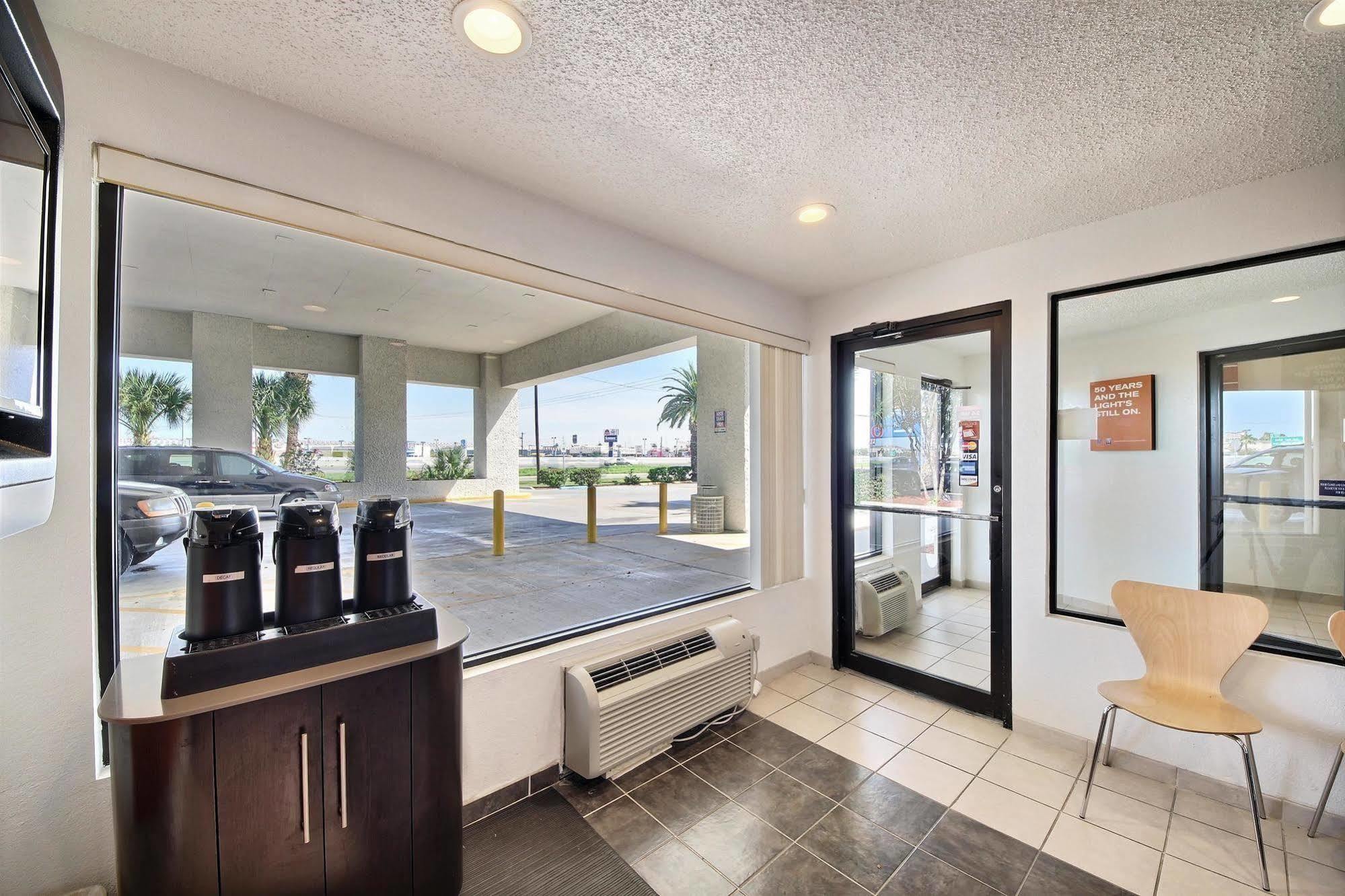 Motel 6-Laredo, Tx - North I-35 ภายนอก รูปภาพ