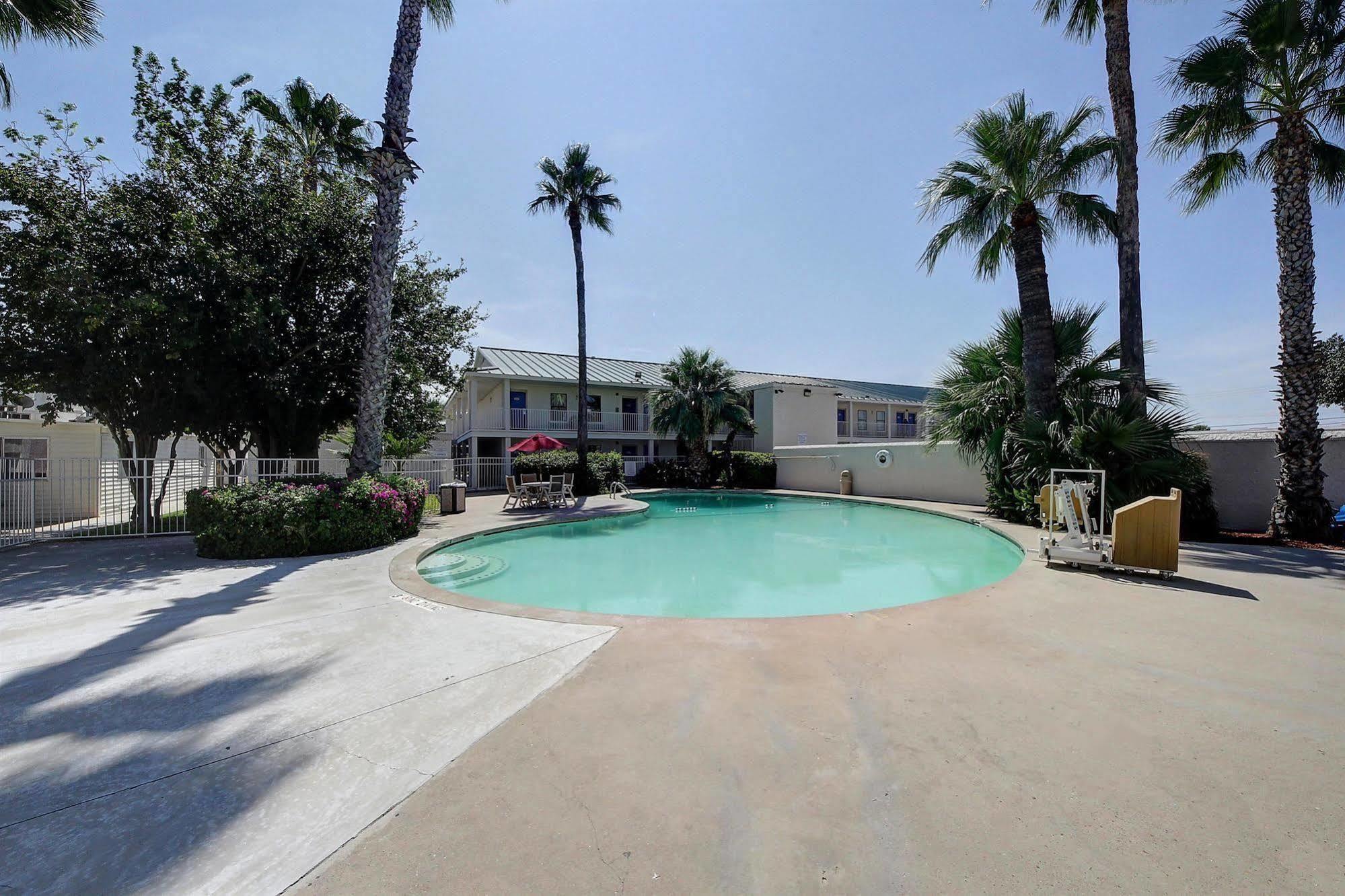 Motel 6-Laredo, Tx - North I-35 ภายนอก รูปภาพ